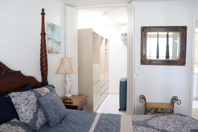 Building Photo - 1 Valencia A