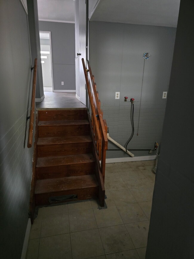 Building Photo - 1611 S Oakwood Ave