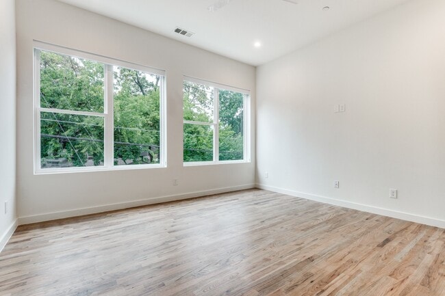 Building Photo - Tucked away Lakewood Gem, 2 story townhome, Walkable area!