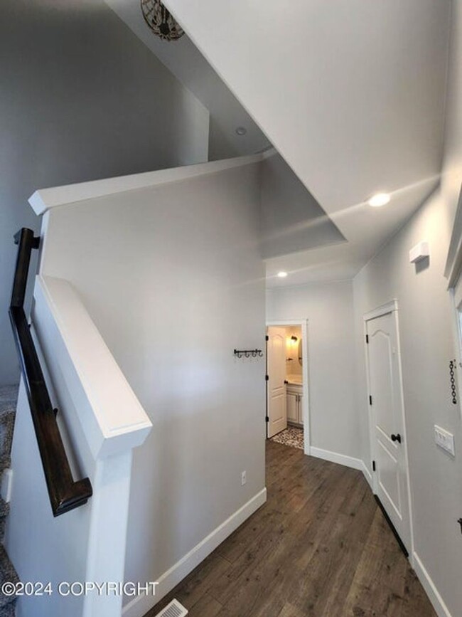 Building Photo - 6585 Beverly Hills Cir