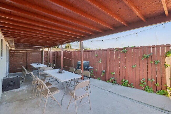 Building Photo - 609 Carlsbad St