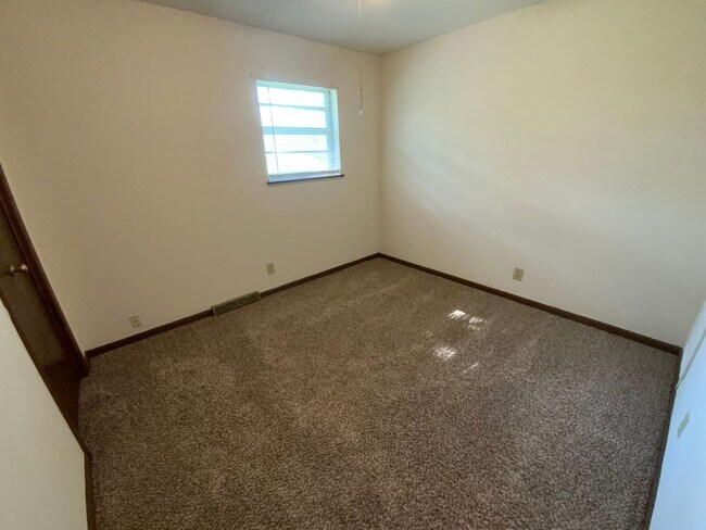 Building Photo - 560 NE Park Ln