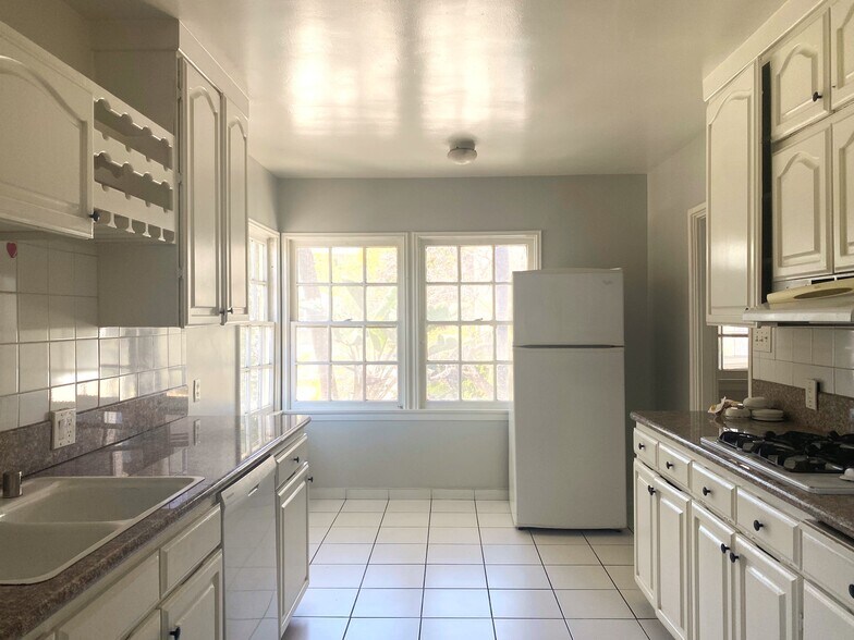 Building Photo - 10682 Kinnard Ave