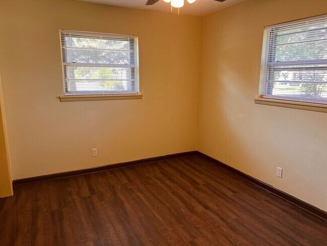 Building Photo - 216 Meadow Park Dr