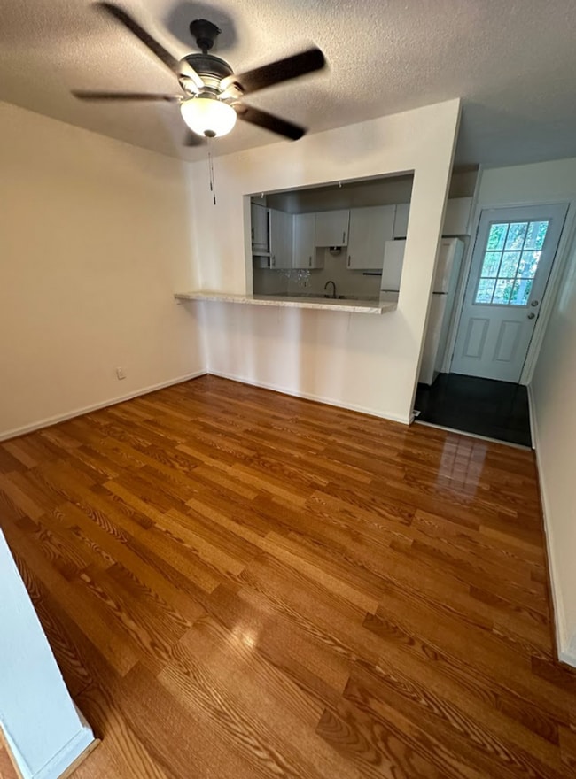 Building Photo - $350 Off First Month! Renovated 2 bed 1.5 ...