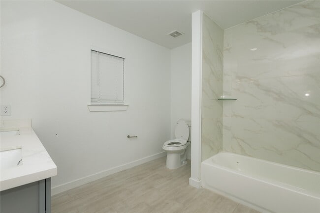 Building Photo - 2202 4th St