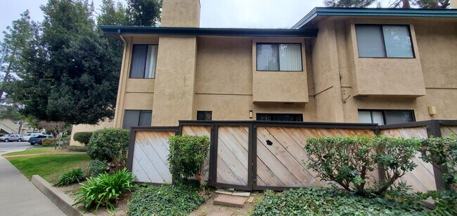 Building Photo - 570 Peach St