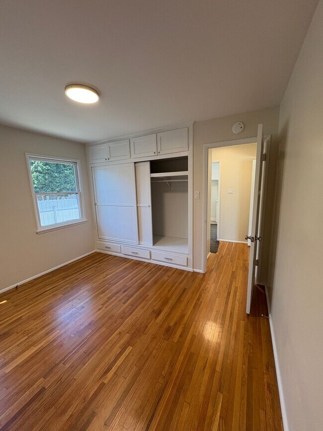 Building Photo - 1+1 Cozy Cottage above Ventura College wit...