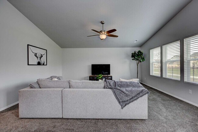 Building Photo - 4 bed 2 bath home for rent