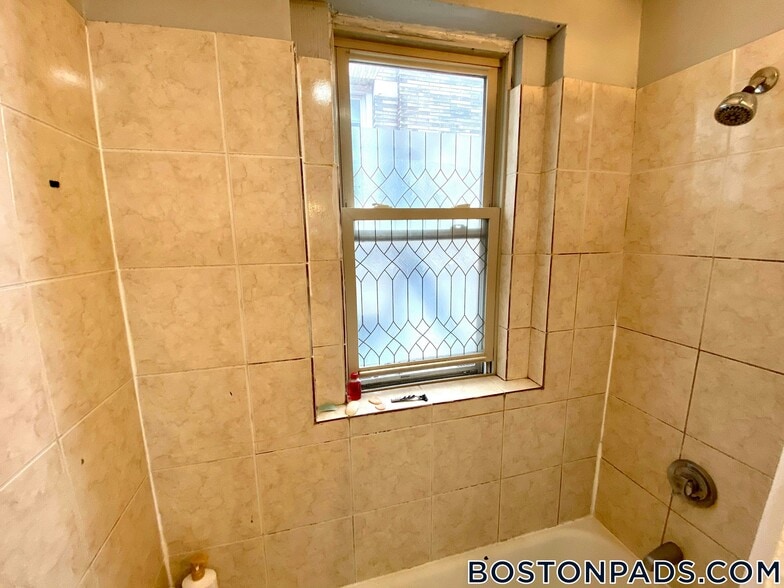 Building Photo - 879 Beacon St