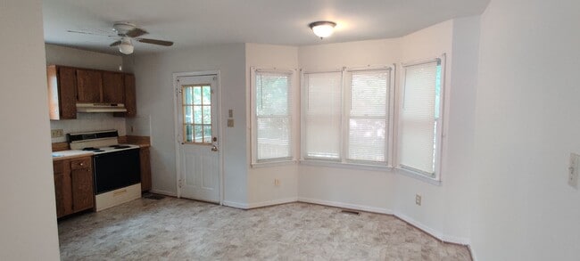 Building Photo - 3 bedroom home with fenced rear yard