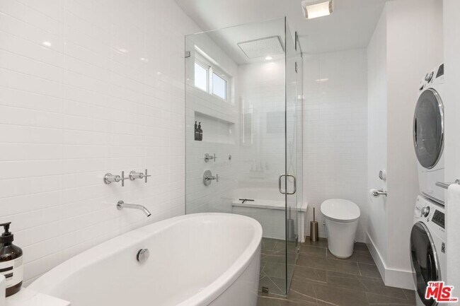 Building Photo - 949 Kings Rd