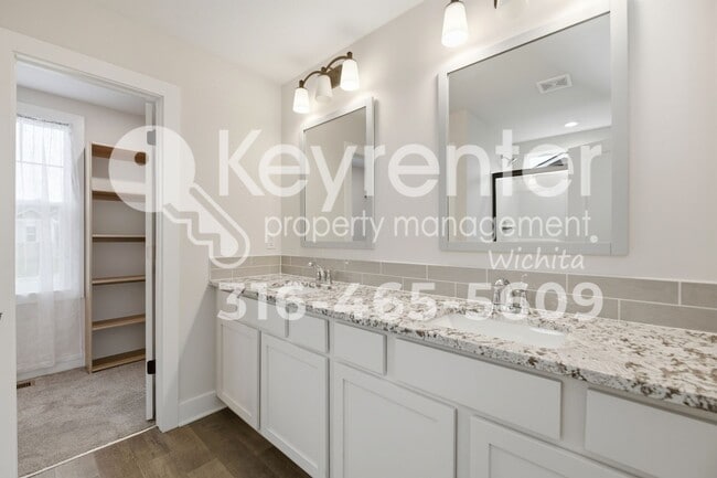 Building Photo - Beautiful 5 bedroom home near highways and schools!