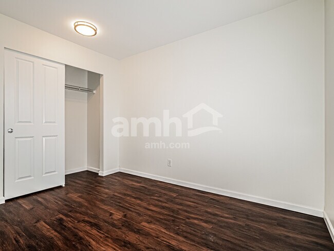 Building Photo - 748 Fenway Ln