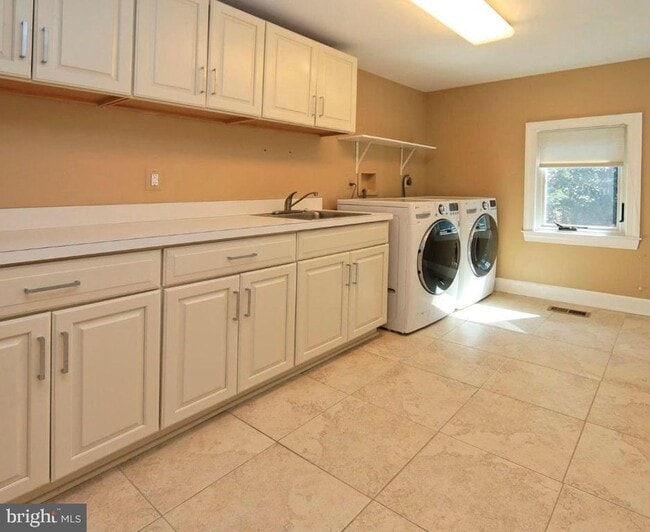 Building Photo - 1307 Stamford Way