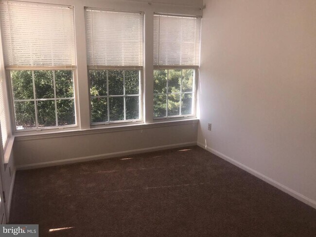 Building Photo - 901 Woodbridge Ct