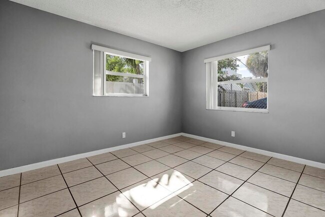 Building Photo - 915 S N St