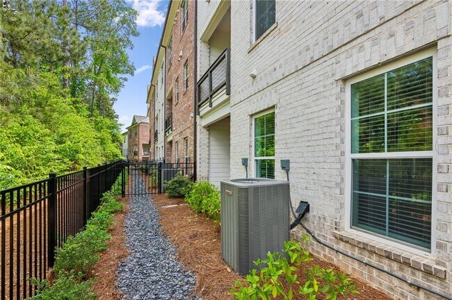 Building Photo - 427 Burton Dr