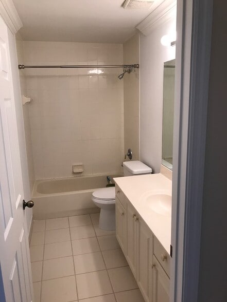Guest Bathroom (Full) - 7129 Crescent Creek Way