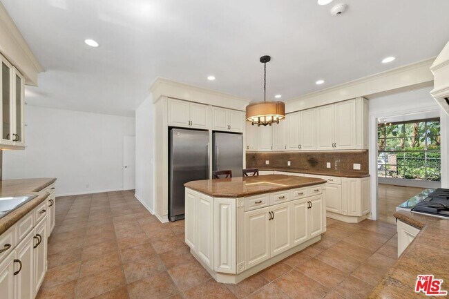 Building Photo - 517 Elm Dr