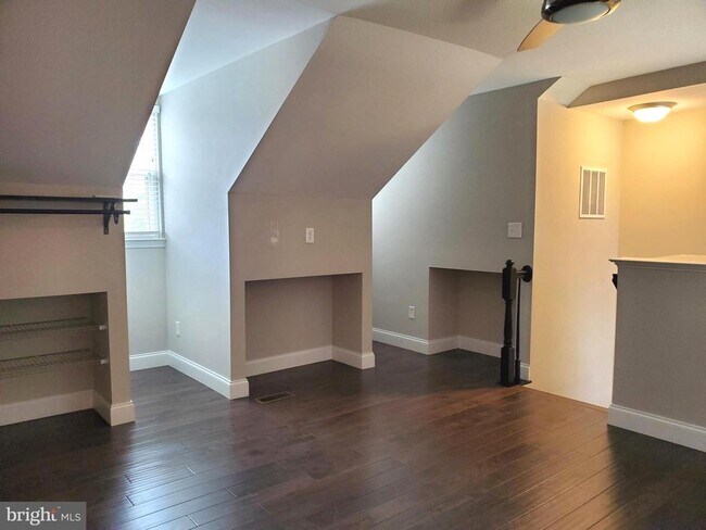Building Photo - 3983 Hartlake St