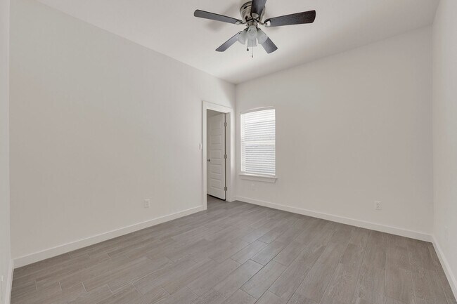 Building Photo - 1502 W Platinum Dr