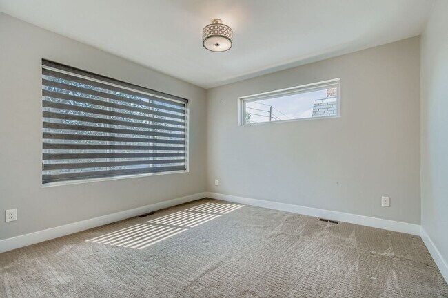 Building Photo - Beautiful, Modern 3 Bed/ 4 bath Home in Curtis Park! FIRST MONTHS RENT FREE!