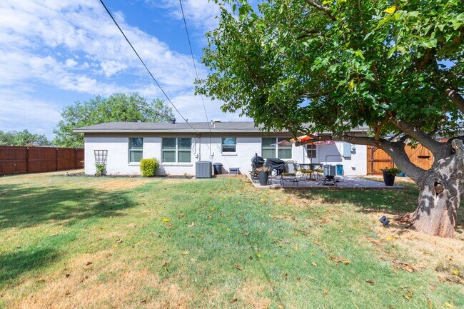 Building Photo - 633 S La Salle Dr
