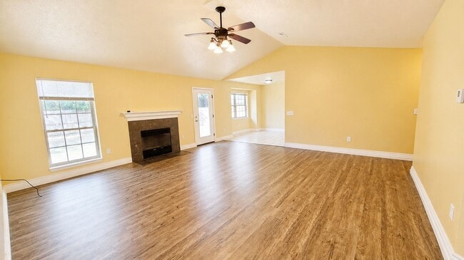 Building Photo - 3 Bedroom / 2 Bath home in Bentonville - Walk to Bentonville High School!
