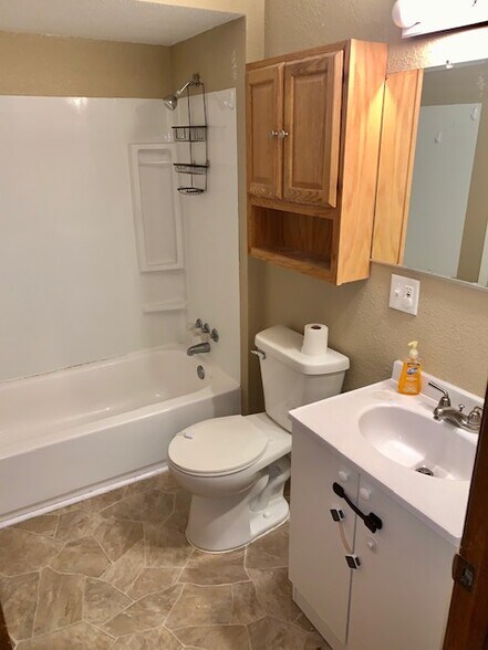 bath - 1305 E Grandview