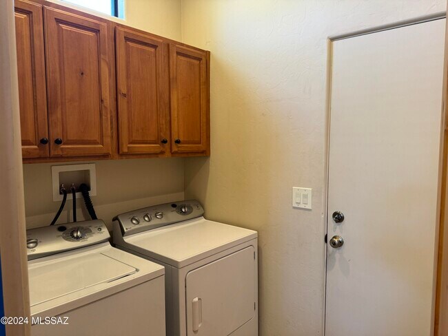 Building Photo - 1717 N Baxter Dr
