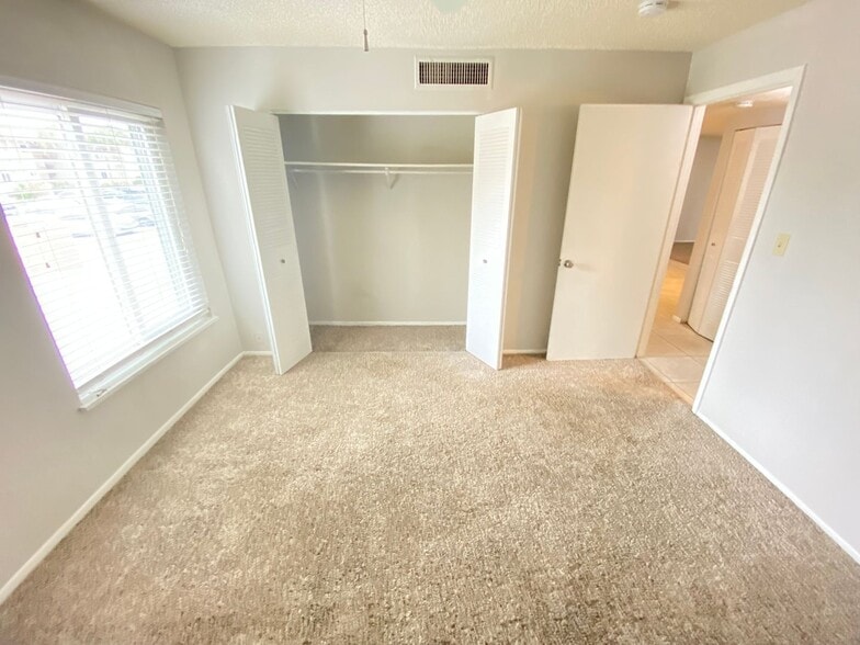 Building Photo - 584 Orange Dr