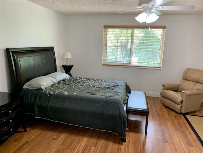 Building Photo - 9845 Riverside Dr
