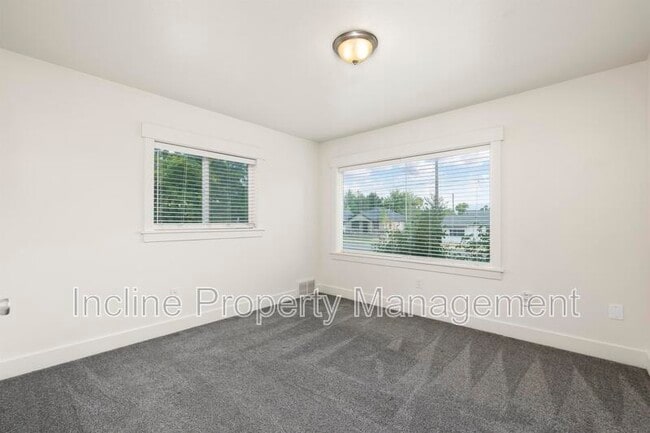 Building Photo - 792 500 N