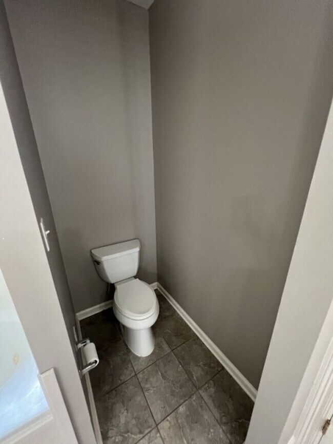 Building Photo - Location!  Location!  3 bedroom, 2 bath ho...