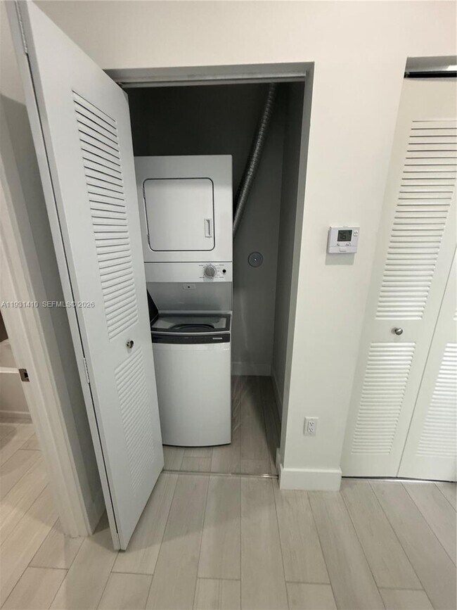 Building Photo - 1091 E 17th St