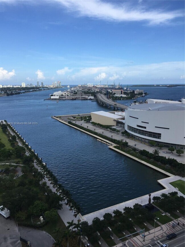 Primary Photo - 900 Biscayne Blvd