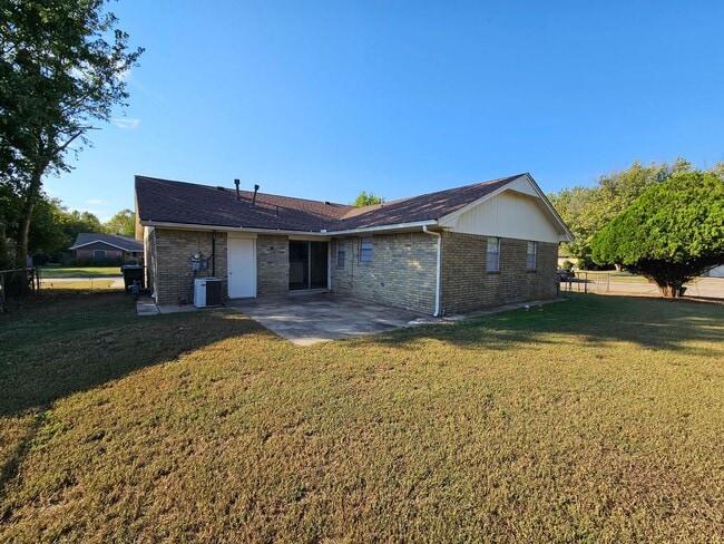 Building Photo - (4) Bed/(2) Bath New Flooring and Fresh Pa...