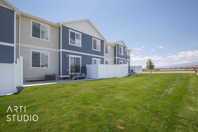 Building Photo - Beautiful Townhome in Lehi