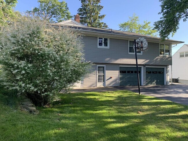 Building Photo - 3137 Belmont Ave