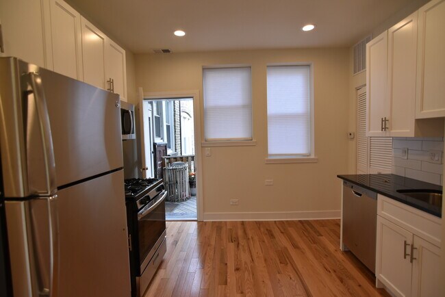 Building Photo - 1161 W Lunt Ave