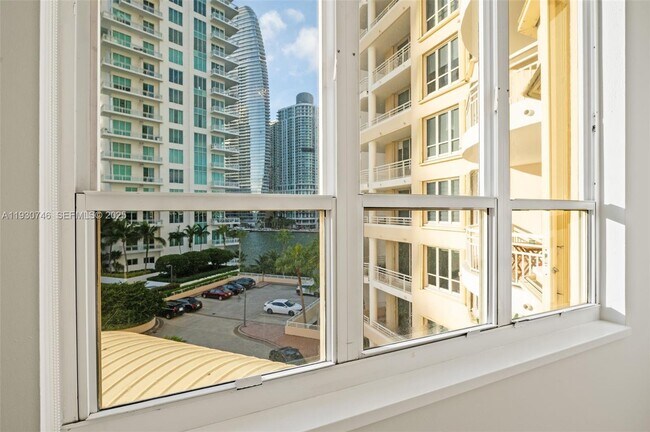 Building Photo - 888 Brickell Key Dr