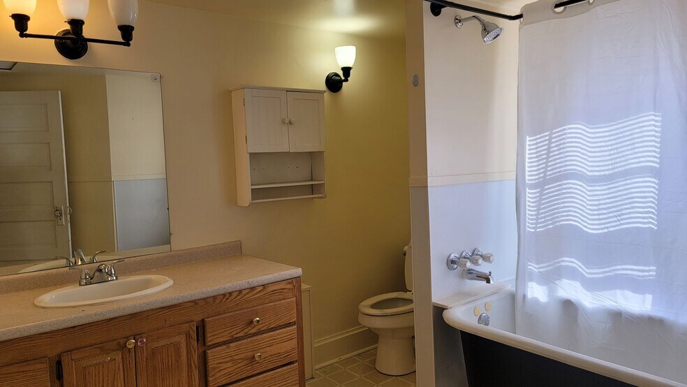 Building Photo - 658 S Rockhill Ave