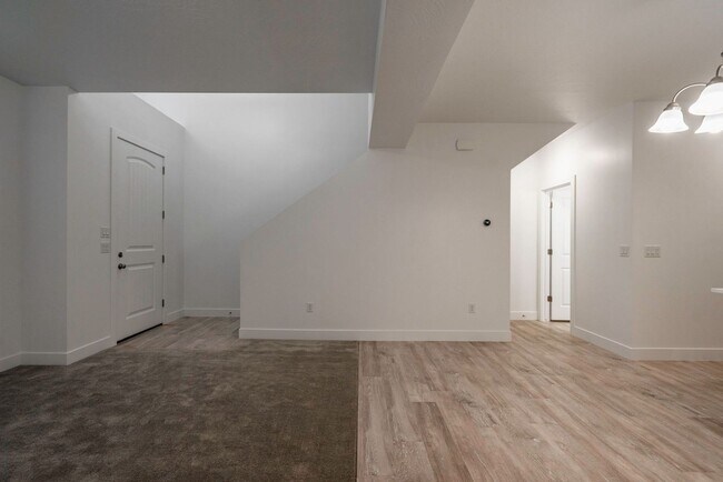 Building Photo - Well Maintained, 3 Bedroom and 2.5 Bathroom Townhome in Desert Color! Internet Included!