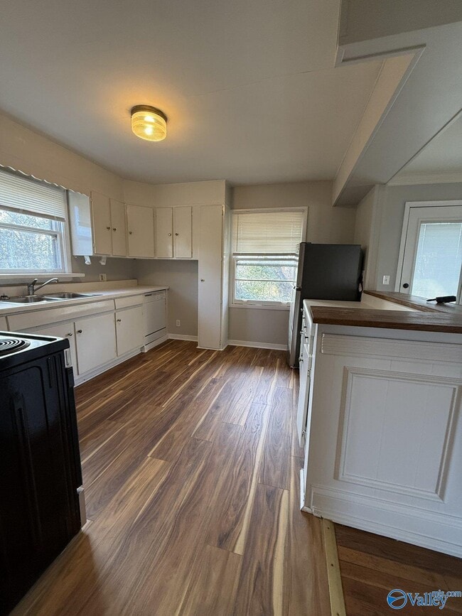 Building Photo - 403 Arthur St NW