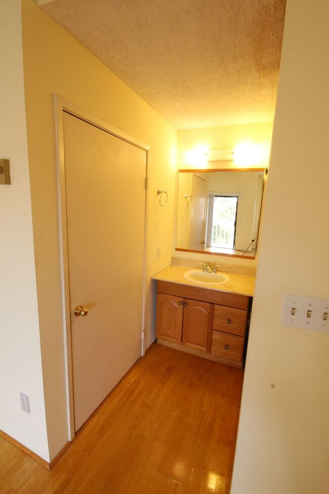 Building Photo - Super Spacious 2-Bedroom 2.5-Bathroom La Jolla UTC Townhome with 2-car garage