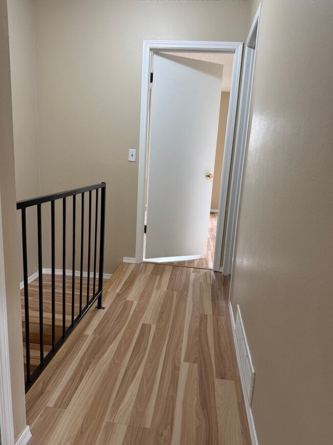 Building Photo - 3 bed/2.5 bath townhome available for rent