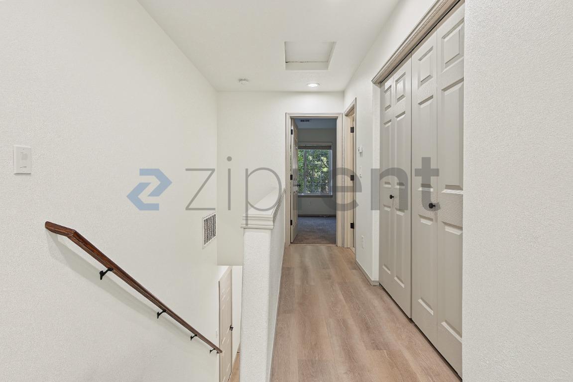 Building Photo - Unit