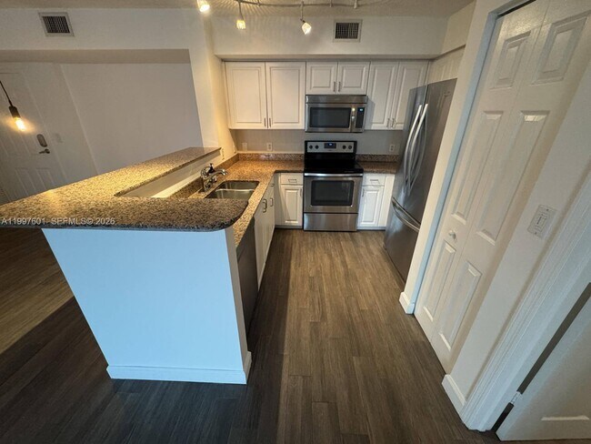 Building Photo - 1155 Brickell Bay Dr