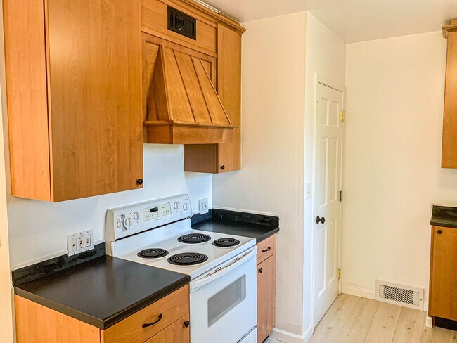 Building Photo - Spacious 4 bedroom house on a quiet North Ballard/Crown Hill  location